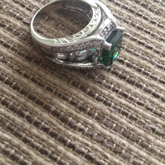 Simulated emerald stone sterling ring - Picture 3 of 7